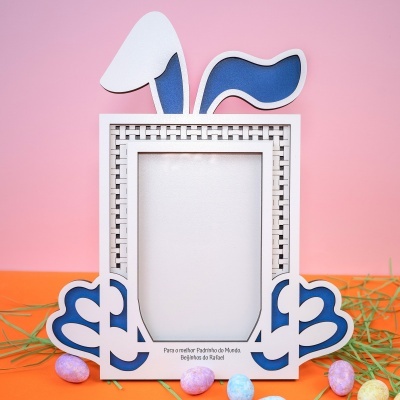 Moldura de fotografia branca e azul em MDF com orelhas de coelho, ovos coloridos e texto em português