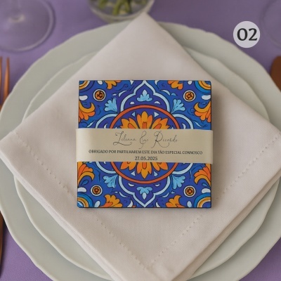 Cartão decorativo colorido em prato branco com guardanapo.