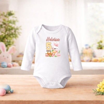 Body branco para bebé com estampa de coelho e texto personalizado