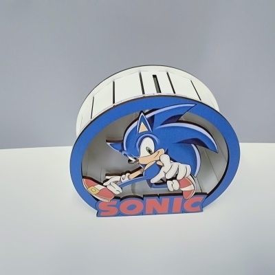 Decoração com personagem Sonic azul e texto SONIC em cores azul e vermelho