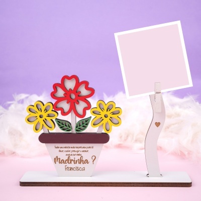 Objeto decorativo em madeira com flores coloridas e suporte para fotografia
