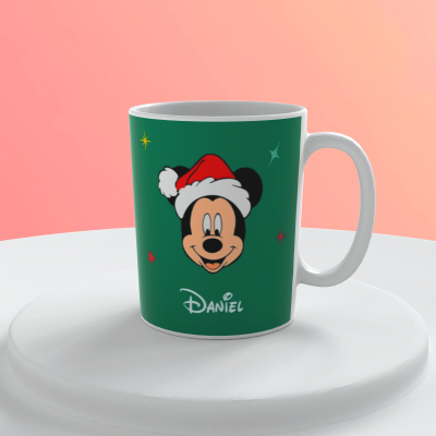 Caneca branca com imagem do Mickey Mouse com gorro de Pai Natal e texto Daniel