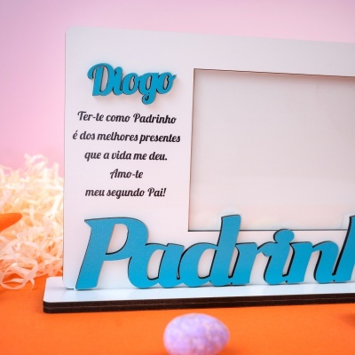 Moldura de fotografia branca com texto e letras azuis em fundo rosa e laranja