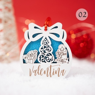 Etiqueta decorativa de Natal em madeira branca com laço e fundo azul glitter