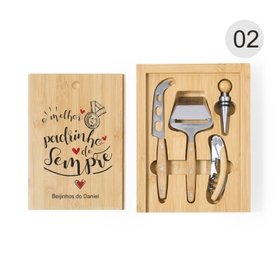 Conjunto de utensílios para queijo em caixa de madeira com texto em português.