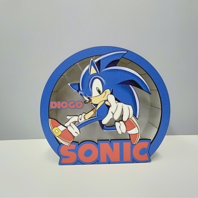 Figura circular de papel com imagem do personagem Sonic e nomes em texto