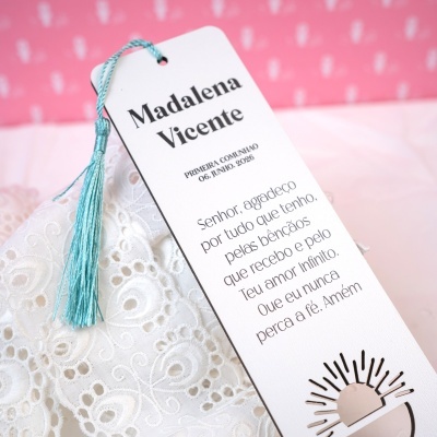 Marcador de papel branco com tassel azul claro e texto em português