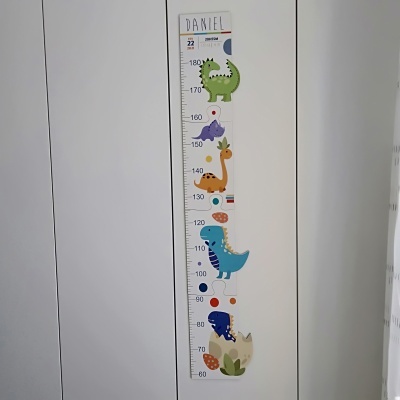 Medidor de altura infantil branco com dinossauros coloridos