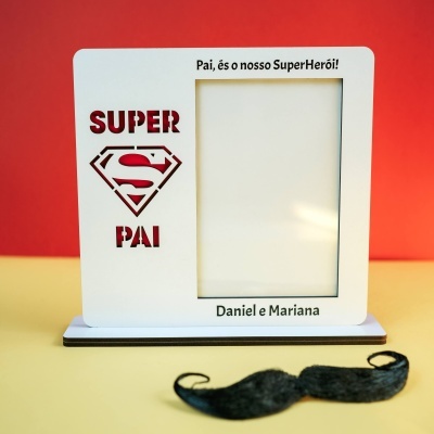 Moldura de fotografia branca com texto e logotipo de super-herói em fundo vermelho e amarelo com bigode preto