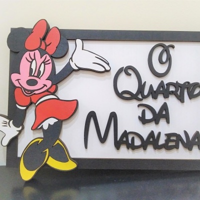Placa decorativa de madeira com Minnie Mouse e texto do quarto da Madalena