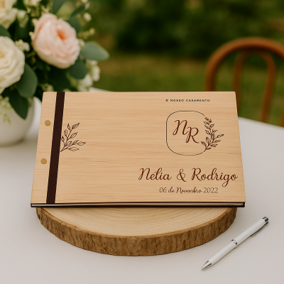 Livro de madeira personalizado para casamento com nomes e data, em display com caneta branca