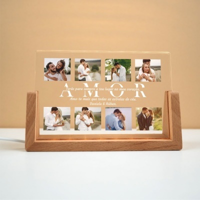 Placa transparente com fotos de casais e texto romântico