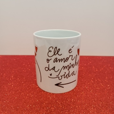 Caneca branca com texto em português e corações vermelhos