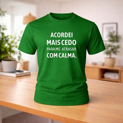 T-shirt verde com texto branco ACORDEI MAIS CEDO PARA ME ATRASAR COM CALMA