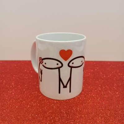 Caneca branca com desenho de duas figuras humanas e coração vermelho