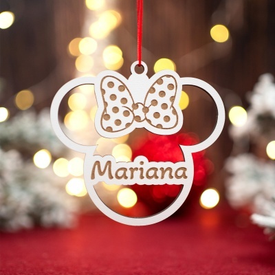 Ornamento de madeira branca em forma da cabeça da Minnie Mouse com laço às bolinhas e nome Mariana