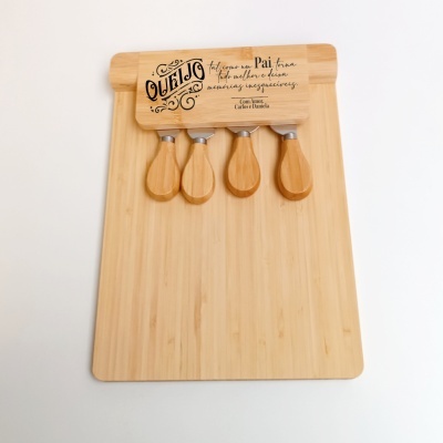Conjunto de facas de queijo com base de madeira gravada e fundo branco