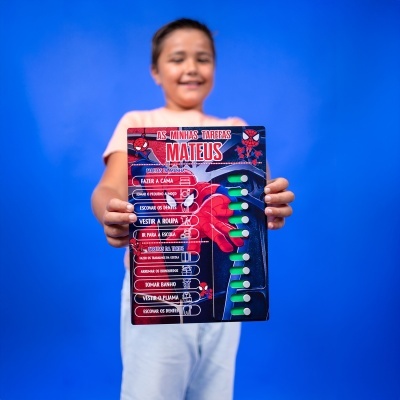 Quadro de tarefas Spider-Man para crianças com nome Mateus, fundo vermelho e azul, lista de tarefas com interruptores verdes.
