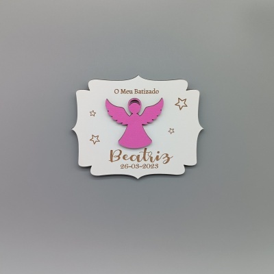 Convite para batizado com anjo cor-de-rosa e texto em dourado