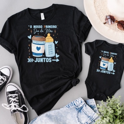 Conjunto de camiseta preta para mãe e body para bebé com texto e ilustrações, sapatos, chapéu e óculos de sol em fundo cinza.