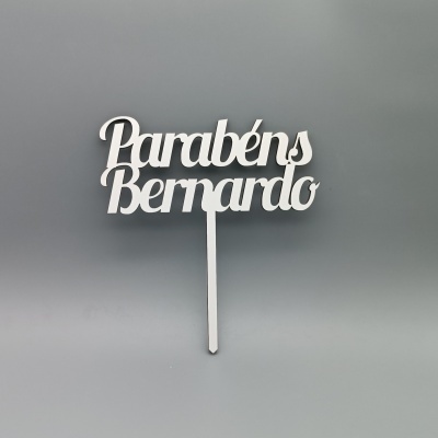 Decoração de bolo branca Parabéns Bernardo em acrílico