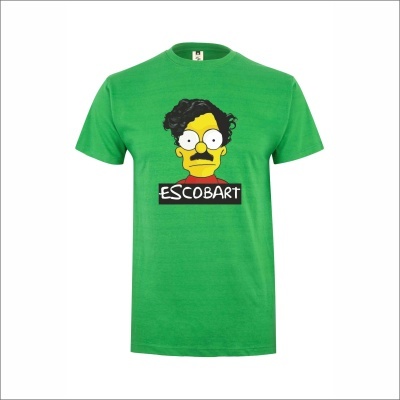 T-shirt verde com personagem amarelo e texto ESCOBART