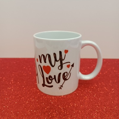 Caneca branca com texto decorativo e corações vermelhos