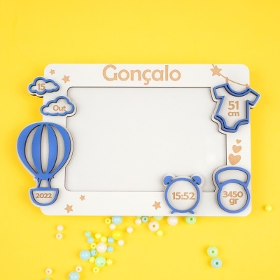 Moldura infantil branca com detalhes em azul e bege e texto decorativo em fundo amarelo