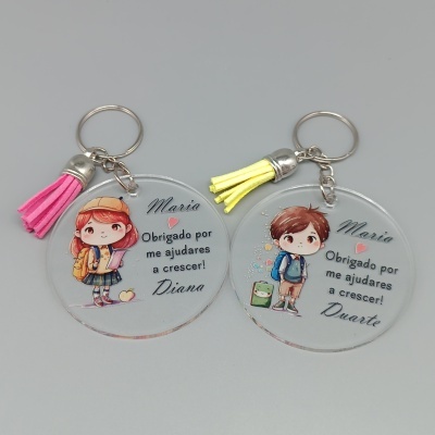 Porta-chaves redondos transparentes com ilustração de crianças, tassel rosa e amarelo e texto personalizado
