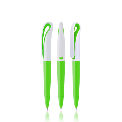 Esferográfica verde com clip branco e detalhes verdes mostrada de três ângulos.