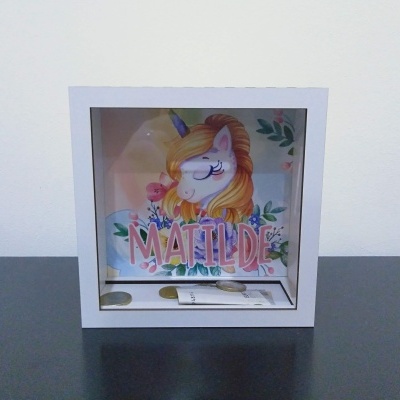 Cofre de vidro com ilustração de unicórnio e texto MATILDE