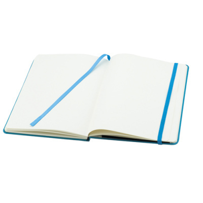 Caderno azul aberto com páginas em branco e marcador de fita azul