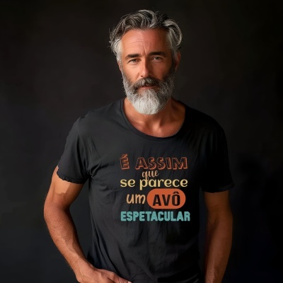 Homem de meia-idade com barba e cabelo grisalhos, camiseta preta com texto colorido