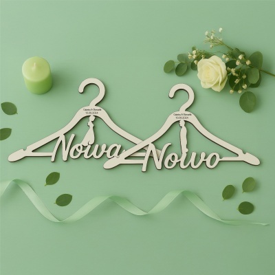 Cabides em madeira para noiva e noivo com decoração floral e vela verde