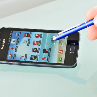 Smartphone Samsung preto com caneta azul a tocar no ecrã tátil