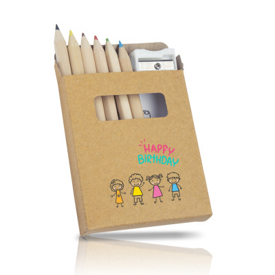 Conjunto de lápis de cor em embalagem castanha com texto HAPPY BIRTHDAY e ilustração de crianças