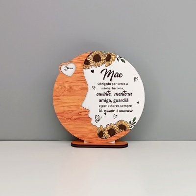 Placa decorativa redonda em madeira com texto para mãe e desenho de girassóis