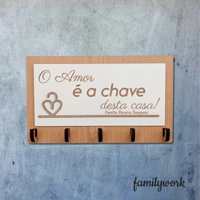 Painel de madeira para chaves com texto em português e ícone de cadeado em forma de coração