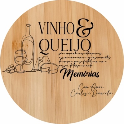 Prato de madeira redondo com desenho e texto sobre vinho e queijo
