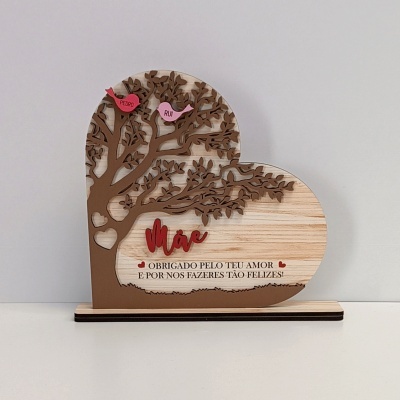 Placa decorativa em madeira em forma de coração com árvore e pássaros, texto para mãe