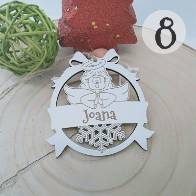 Ornamento de madeira branca com anjo e floco de neve com bola verde e estrela vermelha ao fundo