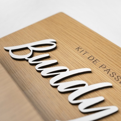 Placa de madeira com letras brancas em relevo