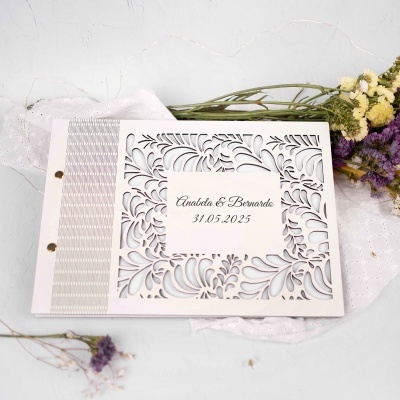 Convite de casamento branco perfurado com texto Anabela & Bernardo 31.05.2025