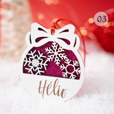 Etiqueta decorativa com flocos de neve rosa cintilante e fita vermelha