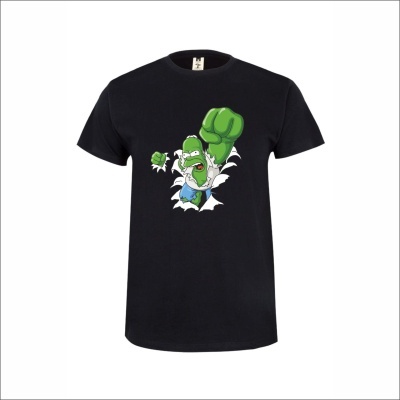 T-shirt preta com estampa de personagem verde a estourar o tecido