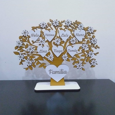 Árvore genealógica em madeira com corações brancos com nomes e palavra Família