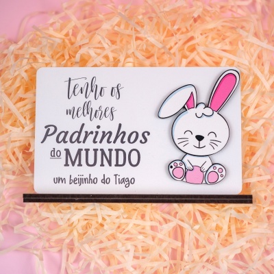 Cartão branco com mensagem e ilustração de coelho sobre papel picado amarelo