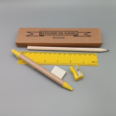 Conjunto de material escolar com caixa de papelão castanha com texto personalizado