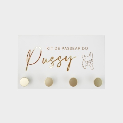 Placa branca com texto dourado e ilustração de cão com botões dourados