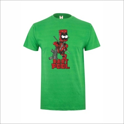 T-shirt verde com estampa de personagem vermelha estilo Bart Simpson vestida como Deadpool e texto BART POOL
